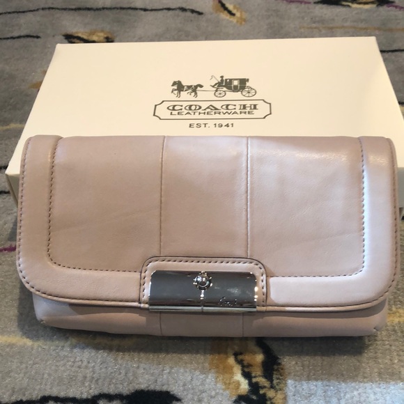 Coach Large Wristlet/Clutch Ballet Pink - Picture 2 of 6